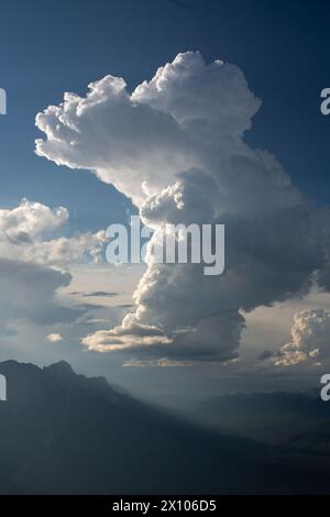 Le spettacolari nuvole di tempesta di cumulus si formano sul bordo orientale delle Montagne Rocciose dell'Alberta nel Jasper National Park. Foto Stock