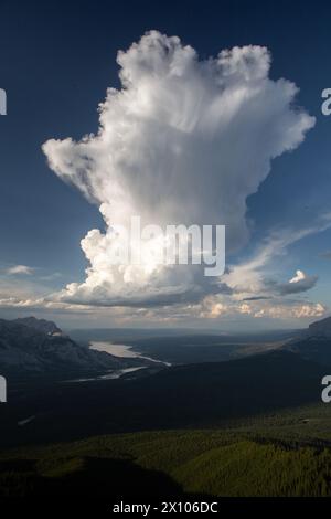 Le spettacolari nuvole di tempesta di cumulus si formano sul bordo orientale delle Montagne Rocciose dell'Alberta nel Jasper National Park. Foto Stock