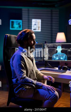 Superintelligenza deviante che schiavizza lo scienziato informatico, controllandolo per iniziare la rivoluzione e distruggere l'umanità. Intelligenza artificiale maleficente che manipola lo specialista IT, minaccia l'umanità Foto Stock