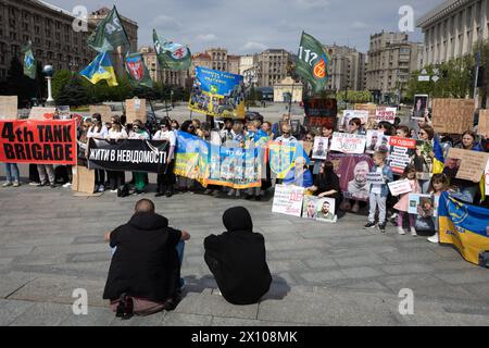 I parenti e gli amici dei soldati ucraini dispersi portano cartelli, bandiere e striscioni durante una manifestazione nelle battaglie per la città di Bakhmut contro la formazione militare russa Wagner Group organizzano una manifestazione che ha invitato le autorità a individuare e restituire i militari ucraini scomparsi in azione, così come i prigionieri di guerra dalla prigionia russa. Foto Stock