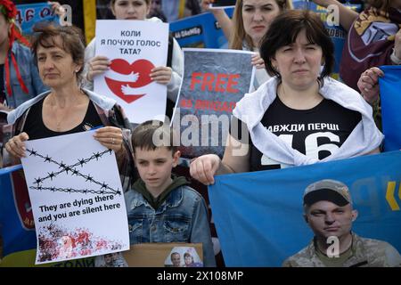 I parenti e gli amici dei soldati ucraini dispersi hanno manifesti, cartelli, bandiere e striscioni con immagini dei soldati dispersi durante la dimostrazione. Nelle battaglie per la città di Bakhmut contro la formazione militare russa Wagner Group organizzò una manifestazione che invitò le autorità a localizzare e restituire i soldati ucraini scomparsi in azione, nonché i prigionieri di guerra dalla prigionia russa. Foto Stock