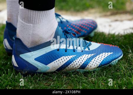 Una visione generale degli stivali di un giocatore durante la partita di Sky Bet League 2 tra Gillingham e Barrow al MEMS Priestfield Stadium di Gillingham sabato 13 aprile 2024. (Foto: Mark Fletcher | mi News) crediti: MI News & Sport /Alamy Live News Foto Stock