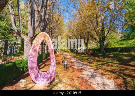 La Castiglia di Ona Burgos e il parco di León Spagna con splendidi alberi verdi vicino al giardino segreto Foto Stock