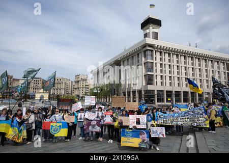 Kiev, Ucraina. 13 aprile 2024. I parenti e gli amici dei soldati ucraini dispersi hanno manifesti, cartelli, bandiere e striscioni con immagini dei soldati dispersi durante la dimostrazione. Nelle battaglie per la città di Bakhmut contro la formazione militare russa Wagner Group organizzò una manifestazione che invitò le autorità a localizzare e restituire i soldati ucraini scomparsi in azione, nonché i prigionieri di guerra dalla prigionia russa. (Credit Image: © Oleksii Chumachenko/SOPA Images via ZUMA Press Wire) SOLO PER USO EDITORIALE! Non per USO commerciale! Foto Stock