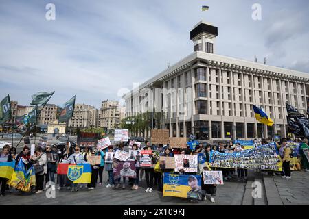 Kiev, Ucraina. 13 aprile 2024. I parenti e gli amici dei soldati ucraini dispersi hanno manifesti, cartelli, bandiere e striscioni con immagini dei soldati dispersi durante la dimostrazione. Nelle battaglie per la città di Bakhmut contro la formazione militare russa Wagner Group organizzò una manifestazione che invitò le autorità a localizzare e restituire i soldati ucraini scomparsi in azione, nonché i prigionieri di guerra dalla prigionia russa. (Foto di Oleksii Chumachenko/SOPA Images/Sipa USA) credito: SIPA USA/Alamy Live News Foto Stock