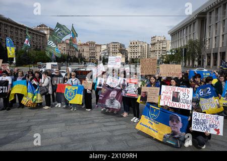 Kiev, Ucraina. 13 aprile 2024. I parenti e gli amici dei soldati ucraini dispersi hanno manifesti, cartelli, bandiere e striscioni con immagini dei soldati dispersi durante la dimostrazione. Nelle battaglie per la città di Bakhmut contro la formazione militare russa Wagner Group organizzò una manifestazione che invitò le autorità a localizzare e restituire i soldati ucraini scomparsi in azione, nonché i prigionieri di guerra dalla prigionia russa. (Credit Image: © Oleksii Chumachenko/SOPA Images via ZUMA Press Wire) SOLO PER USO EDITORIALE! Non per USO commerciale! Foto Stock