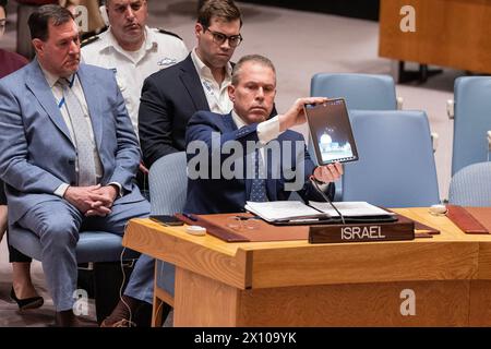 L'ambasciatore israeliano Gilad Erdan parla mentre mostra un video di un attacco iraniano respinto sulla moschea di al-Aqsa a Gerusalemme durante una riunione di emergenza del Consiglio di sicurezza sulla situazione in Medio Oriente presso la sede delle Nazioni Unite a New York il 14 aprile 2024. L'incontro è stato convocato su richiesta della missione israeliana dopo un attacco senza precedenti da parte dell'Iran a Israele lanciato da Iran, Iraq e Yemen con droni, missili da crociera e missili balistici. Il 99% di loro è stato abbattuto dalla difesa aerea israeliana e con l'aiuto delle forze statunitensi situate nella zona. (Foto di Lev Radin/Sipa USA) Foto Stock