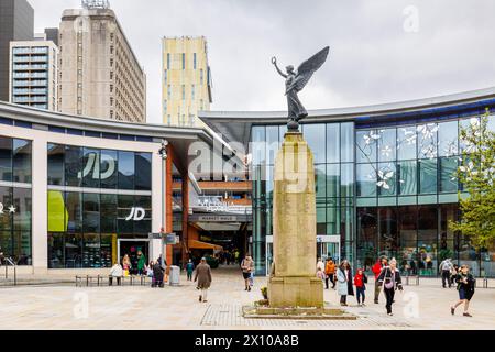 Jubilee Square War Memorial e l'ingresso al centro commerciale Peacocks e al Market Walk in Victoria Place nel centro della città di Woking, Surrey Foto Stock