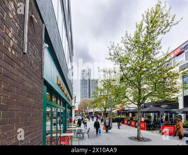 Via commerciale con negozi e ristoranti nel centro pedonale di Woking, una città nel Surrey, in Inghilterra Foto Stock
