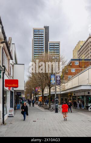Via commerciale con negozi e uffici nel centro pedonale di Woking, una città nel Surrey, in Inghilterra Foto Stock