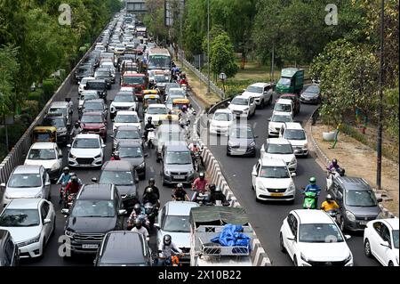 NOIDA, INDIA - 14 APRILE: Ingorgo visto sulla superstrada Noida-Greater Noida a causa della celebrazione di Ambedkar Jayanti a Rashtriya Dalit Prerna Sthal, il 14 aprile 2024 a Noida, India. Ogni anno, il 14 aprile, l'anniversario della nascita del dottor Bhimrao Ramji Ambedkar viene celebrato come Ambedkar Jayanti. La Costituzione indiana è stata scritta dal riformatore sociale Dr. BR Ambedkar, spesso noto come "Babasaheb". Era un economista e giurista le cui idee hanno influenzato diverse generazioni. Anche il movimento Dalit in India fu guidato dal dottor Ambedkar. (Foto di Sunil Ghosh/Hindustan Times/Sipa USA ) Foto Stock