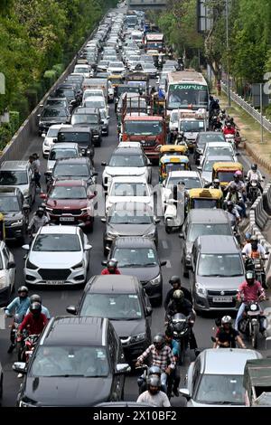 NOIDA, INDIA - 14 APRILE: Ingorgo visto sulla superstrada Noida-Greater Noida a causa della celebrazione di Ambedkar Jayanti a Rashtriya Dalit Prerna Sthal, il 14 aprile 2024 a Noida, India. Ogni anno, il 14 aprile, l'anniversario della nascita del dottor Bhimrao Ramji Ambedkar viene celebrato come Ambedkar Jayanti. La Costituzione indiana è stata scritta dal riformatore sociale Dr. BR Ambedkar, spesso noto come "Babasaheb". Era un economista e giurista le cui idee hanno influenzato diverse generazioni. Anche il movimento Dalit in India fu guidato dal dottor Ambedkar. (Foto di Sunil Ghosh/Hindustan Times/Sipa USA ) Foto Stock