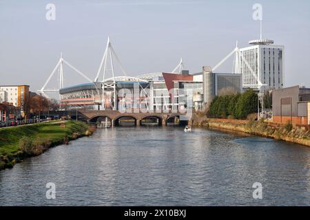 Cardiff Millennium Stadium City Center Skyline, River Taff Wales UK, città urbana capitale gallese Foto Stock