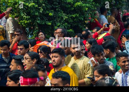 Bangla Noborsho 2024 segna il Capodanno bengalese celebrato in Bangladesh e nel Bengala Occidentale. I festeggiamenti includono eventi culturali, cibo tradizionale e V Foto Stock