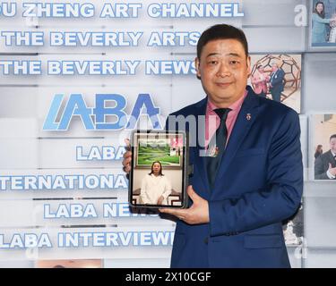 Beverly Hills, California, Stati Uniti. 9 aprile 2024. Il conduttore televisivo Joey Zhou, fondatore del Los Angeles Beverly Arts (LABA), intervista l'artista cinese Shanhe Wan tramite videoconferenza (iPad) al Pink Moon Restaurant di Beverly Hills, California. Credito: Sheri Determan Foto Stock