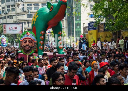 Bangla Noborsho 2024 segna il Capodanno bengalese celebrato in Bangladesh e nel Bengala Occidentale. I festeggiamenti includono eventi culturali, cibo tradizionale e V Foto Stock