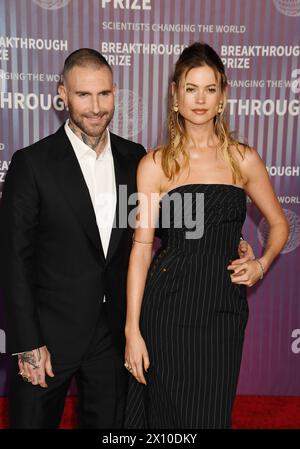 LOS ANGELES, CALIFORNIA - 13 APRILE: (L-R) Adam Levine e Behati Prinsloo partecipano alla decima cerimonia annuale del Premio Breakthrough all'Academy Museum di Moti Foto Stock