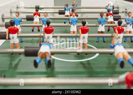 Una partita di calcio balilla o calcio balilla è pronta per il gioco Foto Stock