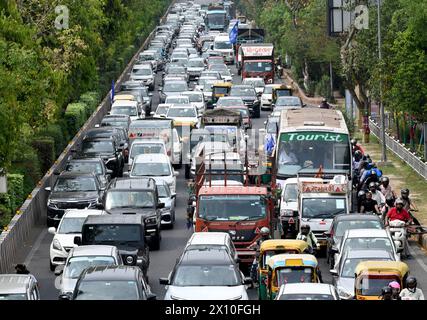 NOIDA, INDIA - 14 APRILE: Ingorgo visto sulla superstrada Noida-Greater Noida a causa della celebrazione di Ambedkar Jayanti a Rashtriya Dalit Prerna Sthal, il 14 aprile 2024 a Noida, India. Ogni anno, il 14 aprile, l'anniversario della nascita del dottor Bhimrao Ramji Ambedkar viene celebrato come Ambedkar Jayanti. La Costituzione indiana è stata scritta dal riformatore sociale Dr. BR Ambedkar, spesso noto come "Babasaheb". Era un economista e giurista le cui idee hanno influenzato diverse generazioni. Anche il movimento Dalit in India fu guidato dal dottor Ambedkar. (Foto di Sunil Ghosh/Hindustan Times/Sipa USA ) Foto Stock