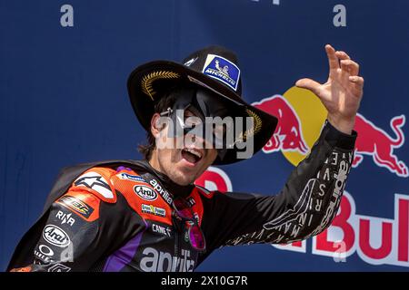 Austin, Texas, Stati Uniti. 14 aprile 2024. Vincitore della gara e pilota spagnolo dell'Aprilia Racing MAVERICK VINALES (12) sul podio del Red Bull Grand Prix of the Americas MotoGP sul Circuit of the Americas. (Immagine di credito: © Mark Fann/ZUMA Press Wire) SOLO PER USO EDITORIALE! Non per USO commerciale! Crediti: ZUMA Press, Inc./Alamy Live News Foto Stock