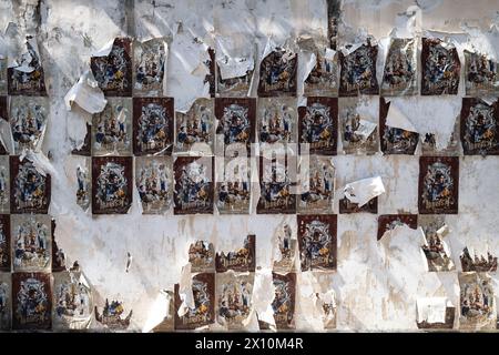 Poster strappati sul muro nel distretto di Song Wat a Bangkok in Thailandia Foto Stock