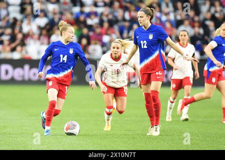 Columbus, Ohio, Stati Uniti. 9 aprile 2024. La centrocampista statunitense Emily Sonnet (14) porta la palla contro il Canada nella partita finale della SHeBelieves Cup a Columbus, Ohio, USA. Crediti: Brent Clark/Alamy Live News Foto Stock