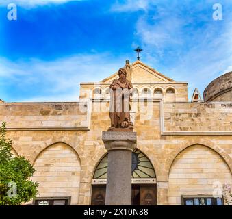 Statua di San Girolamo Chiesa di Santa Caterina accanto alla Chiesa della Natività Betlemme Cisgiordania Palestina. San Girolamo visse a Betlemme nel 384 d.C. Trasla Foto Stock