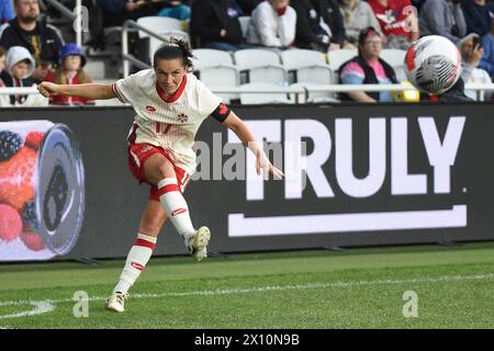 Columbus, Ohio, Stati Uniti. 9 aprile 2024. Il centrocampista canadese Jessie Fleming (17) passa la palla contro gli Stati Uniti nella partita finale della SHeBelieves Cup a Columbus, Ohio, USA. Crediti: Brent Clark/Alamy Live News Foto Stock