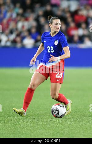 Columbus, Ohio, Stati Uniti. 9 aprile 2024. La difensore degli Stati Uniti Emily Fox (23) porta la palla contro il Canada nella partita finale della SHeBelieves Cup a Columbus, Ohio, USA. Crediti: Brent Clark/Alamy Live News Foto Stock