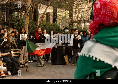 Manhattan, Stati Uniti. 14 aprile 2024. I manifestanti chiedono la fine della guerra in Sudan fuori dal consolato degli Emirati Arabi Uniti a Midtown, Manhattan, NY, domenica 14 aprile, 2024. il Sudan accusa gli Emirati Arabi Uniti di fornire armi alle forze paramilitari di sostegno rapido mentre combattono le forze armate sudanesi per il controllo del paese. A seguito della guerra, il Sudan sta vivendo una delle più grandi crisi umanitarie del mondo, con 25 milioni di persone bisognose di aiuti. (Foto di Cristina Matuozzi/Sipa USA) credito: SIPA USA/Alamy Live News Foto Stock