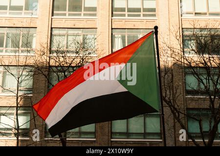 Manhattan, Stati Uniti. 14 aprile 2024. I manifestanti chiedono la fine della guerra in Sudan fuori dal consolato degli Emirati Arabi Uniti a Midtown, Manhattan, NY, domenica 14 aprile, 2024. il Sudan accusa gli Emirati Arabi Uniti di fornire armi alle forze paramilitari di sostegno rapido mentre combattono le forze armate sudanesi per il controllo del paese. A seguito della guerra, il Sudan sta vivendo una delle più grandi crisi umanitarie del mondo, con 25 milioni di persone bisognose di aiuti. (Foto di Cristina Matuozzi/Sipa USA) credito: SIPA USA/Alamy Live News Foto Stock