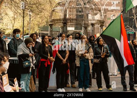 Manhattan, Stati Uniti. 14 aprile 2024. I manifestanti chiedono la fine della guerra in Sudan fuori dal consolato degli Emirati Arabi Uniti a Midtown, Manhattan, NY, domenica 14 aprile, 2024. il Sudan accusa gli Emirati Arabi Uniti di fornire armi alle forze paramilitari di sostegno rapido mentre combattono le forze armate sudanesi per il controllo del paese. A seguito della guerra, il Sudan sta vivendo una delle più grandi crisi umanitarie del mondo, con 25 milioni di persone bisognose di aiuti. (Foto di Cristina Matuozzi/Sipa USA) credito: SIPA USA/Alamy Live News Foto Stock