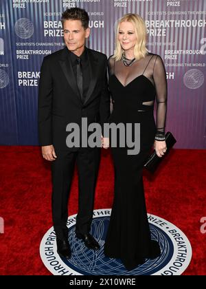 13 aprile 2024, Los Angeles, California, Stati Uniti: Rob Lowe e Sheryl Berkoff partecipano al Breakthrough Prize 2024. (Credit Image: © Billy Bennight/ZUMA Press Wire) SOLO PER USO EDITORIALE! Non per USO commerciale! Foto Stock