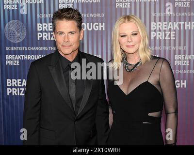 13 aprile 2024, Los Angeles, California, Stati Uniti: Rob Lowe e Sheryl Berkoff partecipano al Breakthrough Prize 2024. (Credit Image: © Billy Bennight/ZUMA Press Wire) SOLO PER USO EDITORIALE! Non per USO commerciale! Foto Stock