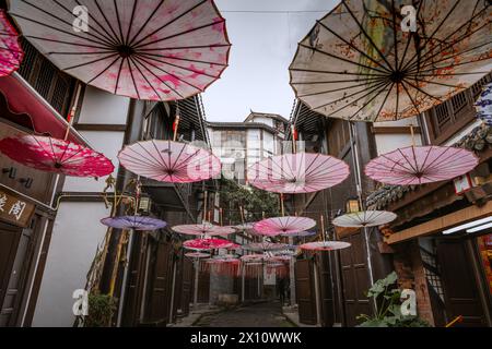 CHONGQING, CINA - 06 GENNAIO 2022 : Unbrellas a Ciqikou. Significa che il Porto Porcellanato della città antica è il mercato tradizionale che i visitatori possono godersi gli shoppi Foto Stock