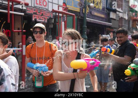 Bangkok, Bangkok, Thailandia. 14 aprile 2024. I turisti thailandesi e stranieri celebrano l'evento "Khao San World Water Festival UNESCO 2024", presso Khao San Road del distretto di Phra Nakhon a bangkok il 14 aprile 2024. Khao San Road è un altro famoso punto di riferimento in Thailandia. Meta di backpackers provenienti da tutto il mondo, lascia che i turisti si divertano a usare l'acqua per combattere su questa strada. Il tradizionale festival del capodanno tailandese "Songkran in Thailand", inserito dall'UNESCO nella lista rappresentativa del patrimonio culturale immateriale dell'umanità. (Immagine di credito: © Teera Noisakran/Pacific Press via ZUMA Press Wire Foto Stock