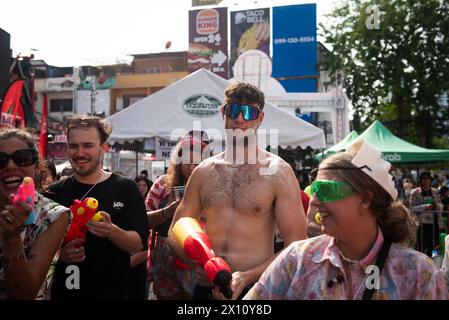 Bangkok, Bangkok, Thailandia. 14 aprile 2024. I turisti thailandesi e stranieri celebrano l'evento "Khao San World Water Festival UNESCO 2024", presso Khao San Road del distretto di Phra Nakhon a bangkok il 14 aprile 2024. Khao San Road è un altro famoso punto di riferimento in Thailandia. Meta di backpackers provenienti da tutto il mondo, lascia che i turisti si divertano a usare l'acqua per combattere su questa strada. Il tradizionale festival del capodanno tailandese "Songkran in Thailand", inserito dall'UNESCO nella lista rappresentativa del patrimonio culturale immateriale dell'umanità. (Immagine di credito: © Teera Noisakran/Pacific Press via ZUMA Press Wire Foto Stock