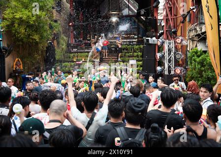 Bangkok, Bangkok, Thailandia. 14 aprile 2024. I turisti thailandesi e stranieri celebrano l'evento "Khao San World Water Festival UNESCO 2024", presso Khao San Road del distretto di Phra Nakhon a bangkok il 14 aprile 2024. Khao San Road è un altro famoso punto di riferimento in Thailandia. Meta di backpackers provenienti da tutto il mondo, lascia che i turisti si divertano a usare l'acqua per combattere su questa strada. Il tradizionale festival del capodanno tailandese "Songkran in Thailand", inserito dall'UNESCO nella lista rappresentativa del patrimonio culturale immateriale dell'umanità. (Immagine di credito: © Teera Noisakran/Pacific Press via ZUMA Press Wire Foto Stock