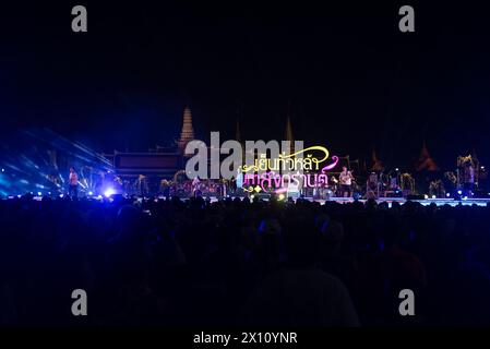 Bangkok, Bangkok, Thailandia. 14 aprile 2024. La band Sweet Mullet ha eseguito un concerto sul palco al "Maha Songkran World Water Festival 2024" a Sanam Luang, Ratchadamnoen Road il 14 aprile 2024. Il momento culminante è il palco da concerto con lo sfondo di Wat Phra Sri Rattana Satsadaram. (Wat Phra Kaew). Si è tenuto per celebrare l'occasione del tradizionale festival del capodanno tailandese "Songkran in Thailand", iscritto dall'UNESCO nella Lista rappresentativa del Patrimonio culturale immateriale dell'Umanità. (Credit Image: © Teera Noisakran/Pacific Press via ZUMA Press Wire) SOLO PER USO EDITORIALE! No Foto Stock