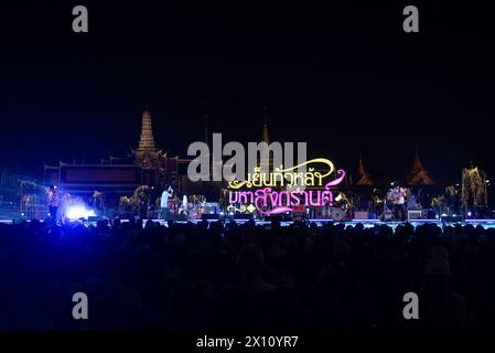 Bangkok, Bangkok, Thailandia. 14 aprile 2024. La band Sweet Mullet ha eseguito un concerto sul palco al "Maha Songkran World Water Festival 2024" a Sanam Luang, Ratchadamnoen Road il 14 aprile 2024. Il momento culminante è il palco da concerto con lo sfondo di Wat Phra Sri Rattana Satsadaram. (Wat Phra Kaew). Si è tenuto per celebrare l'occasione del tradizionale festival del capodanno tailandese "Songkran in Thailand", iscritto dall'UNESCO nella Lista rappresentativa del Patrimonio culturale immateriale dell'Umanità. (Credit Image: © Teera Noisakran/Pacific Press via ZUMA Press Wire) SOLO PER USO EDITORIALE! No Foto Stock