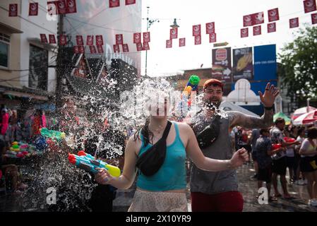 Bangkok, Bangkok, Thailandia. 14 aprile 2024. I turisti thailandesi e stranieri celebrano l'evento "Khao San World Water Festival UNESCO 2024", presso Khao San Road del distretto di Phra Nakhon a bangkok il 14 aprile 2024. Khao San Road è un altro famoso punto di riferimento in Thailandia. Meta di backpackers provenienti da tutto il mondo, lascia che i turisti si divertano a usare l'acqua per combattere su questa strada. Il tradizionale festival del capodanno tailandese "Songkran in Thailand", inserito dall'UNESCO nella lista rappresentativa del patrimonio culturale immateriale dell'umanità. (Immagine di credito: © Teera Noisakran/Pacific Press via ZUMA Press Wire Foto Stock