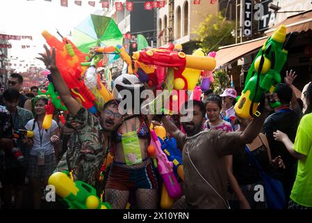 Bangkok, Bangkok, Thailandia. 14 aprile 2024. I turisti thailandesi e stranieri celebrano l'evento "Khao San World Water Festival UNESCO 2024", presso Khao San Road del distretto di Phra Nakhon a bangkok il 14 aprile 2024. Khao San Road è un altro famoso punto di riferimento in Thailandia. Meta di backpackers provenienti da tutto il mondo, lascia che i turisti si divertano a usare l'acqua per combattere su questa strada. Il tradizionale festival del capodanno tailandese "Songkran in Thailand", inserito dall'UNESCO nella lista rappresentativa del patrimonio culturale immateriale dell'umanità. (Immagine di credito: © Teera Noisakran/Pacific Press via ZUMA Press Wire Foto Stock