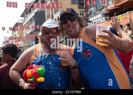 Bangkok, Bangkok, Thailandia. 14 aprile 2024. I turisti thailandesi e stranieri celebrano l'evento "Khao San World Water Festival UNESCO 2024", presso Khao San Road del distretto di Phra Nakhon a bangkok il 14 aprile 2024. Khao San Road è un altro famoso punto di riferimento in Thailandia. Meta di backpackers provenienti da tutto il mondo, lascia che i turisti si divertano a usare l'acqua per combattere su questa strada. Il tradizionale festival del capodanno tailandese "Songkran in Thailand", inserito dall'UNESCO nella lista rappresentativa del patrimonio culturale immateriale dell'umanità. (Immagine di credito: © Teera Noisakran/Pacific Press via ZUMA Press Wire Foto Stock