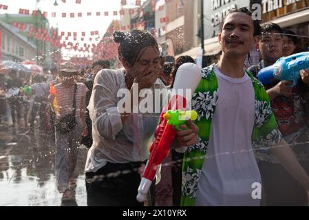 Bangkok, Bangkok, Thailandia. 14 aprile 2024. I turisti thailandesi e stranieri celebrano l'evento "Khao San World Water Festival UNESCO 2024", presso Khao San Road del distretto di Phra Nakhon a bangkok il 14 aprile 2024. Khao San Road è un altro famoso punto di riferimento in Thailandia. Meta di backpackers provenienti da tutto il mondo, lascia che i turisti si divertano a usare l'acqua per combattere su questa strada. Il tradizionale festival del capodanno tailandese "Songkran in Thailand", inserito dall'UNESCO nella lista rappresentativa del patrimonio culturale immateriale dell'umanità. (Immagine di credito: © Teera Noisakran/Pacific Press via ZUMA Press Wire Foto Stock