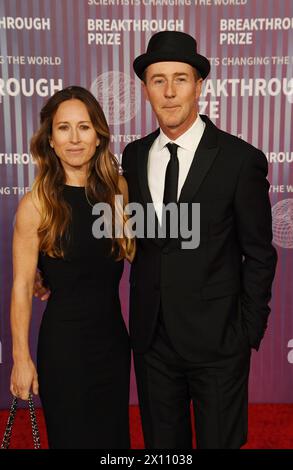 Los Angeles, California, Stati Uniti. 13 aprile 2024. (L-R) Shauna Robertson e Edward Norton partecipano alla decima cerimonia annuale del Premio Breakthrough all'Academy Museum of Motion Pictures il 13 aprile 2024 a Los Angeles, California. Crediti: Jeffrey Mayer/Media Punch/Alamy Live News Foto Stock