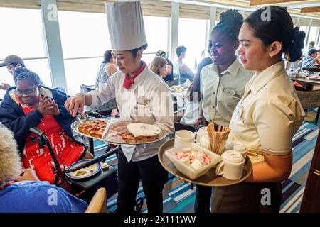 Harvest Caye Island Belize, nave da crociera Norwegian Joy Cruise Line, itinerario di 7 giorni del Mar dei Caraibi, di proprietà privata, a bordo interno, The Garden Cafe Foto Stock