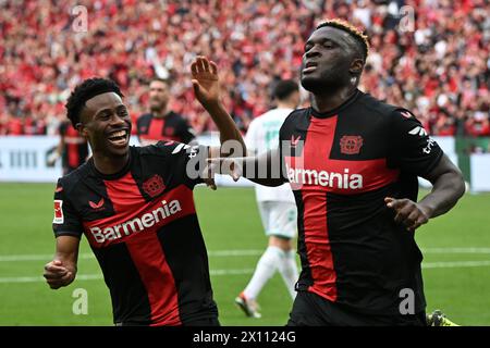 Leverkusen, Germania. 14 aprile 2024. Victor Boniface (R) del Bayer 04 Leverkusen celebra il gol della partita di prima divisione della Bundesliga tra il Bayer 04 Leverkusen e il SV Werder Brema a Leverkusen, Germania, il 14 aprile 2024. Crediti: Ulrich Hufnagel/Xinhua/Alamy Live News Foto Stock