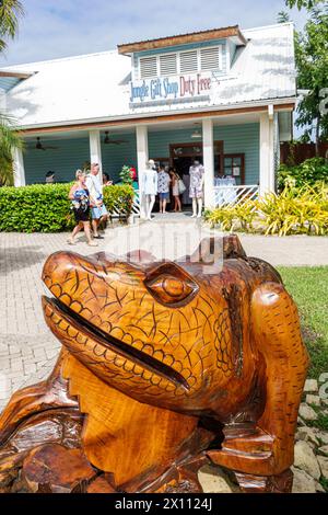 Harvest Caye Island Belize, nave della Norwegian Joy Cruise Line, itinerario di 7 giorni del Mar dei Caraibi, di proprietà privata, iguana scultura in legno, esterno Foto Stock
