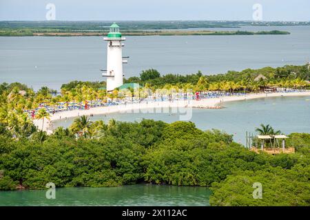 Harvest Caye Island Belize, nave da crociera Norwegian Joy Cruise Line, itinerario di 7 giorni nel Mar dei Caraibi, spiaggia privata, zipline FLighthouse, Foto Stock