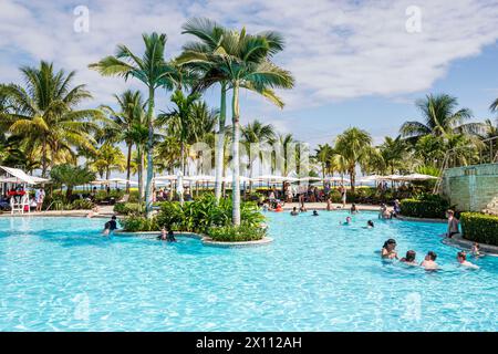 Harvest Caye Island Belize, nave da crociera Norwegian Joy Cruise Line, itinerario di 7 giorni nel Mar dei Caraibi, privato, piscina laguna di Myrtha, piscina passeggeri in piscina Foto Stock